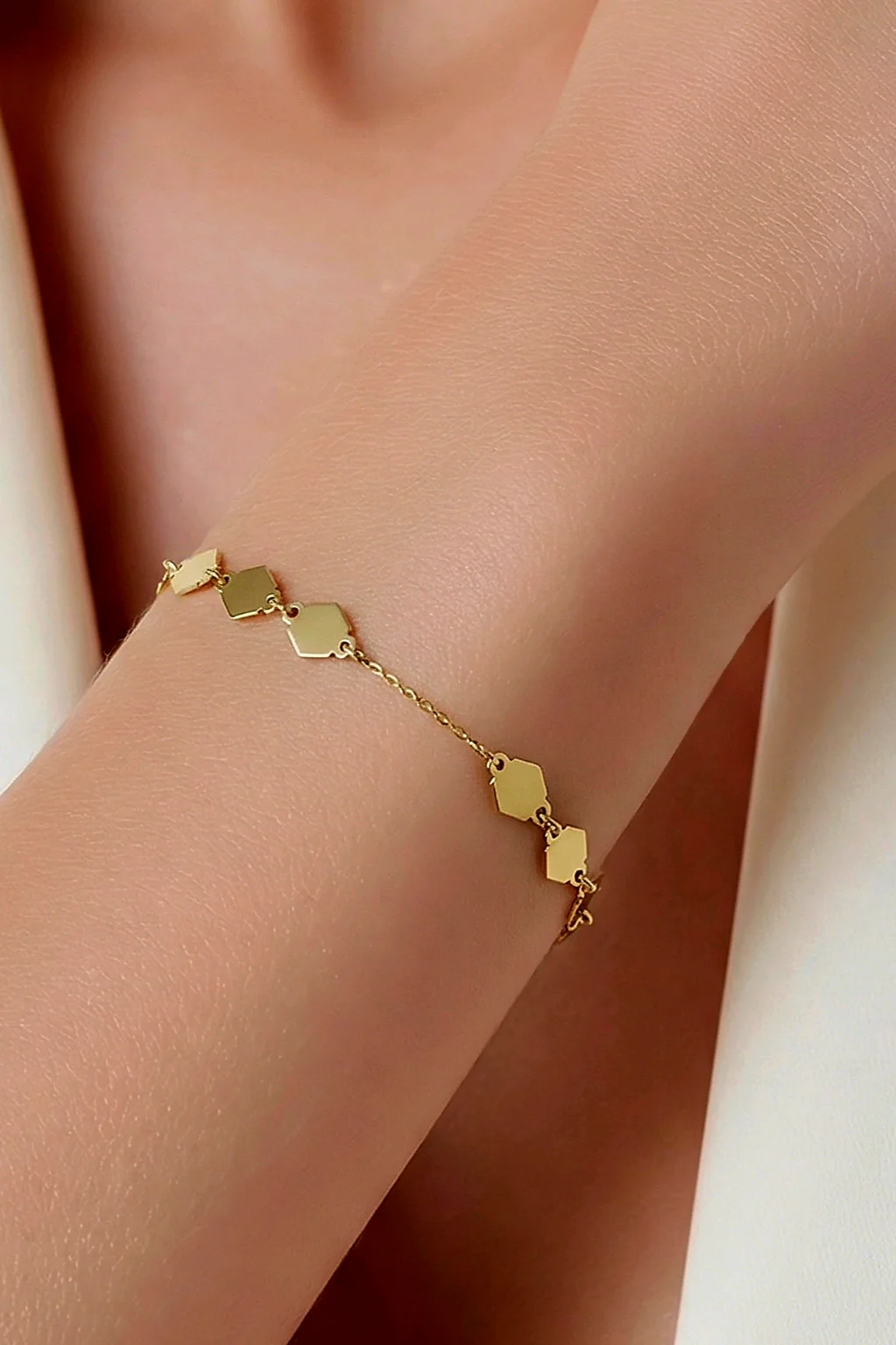 GEOMETRIC HARMONY – 18K GOLD BRACELET